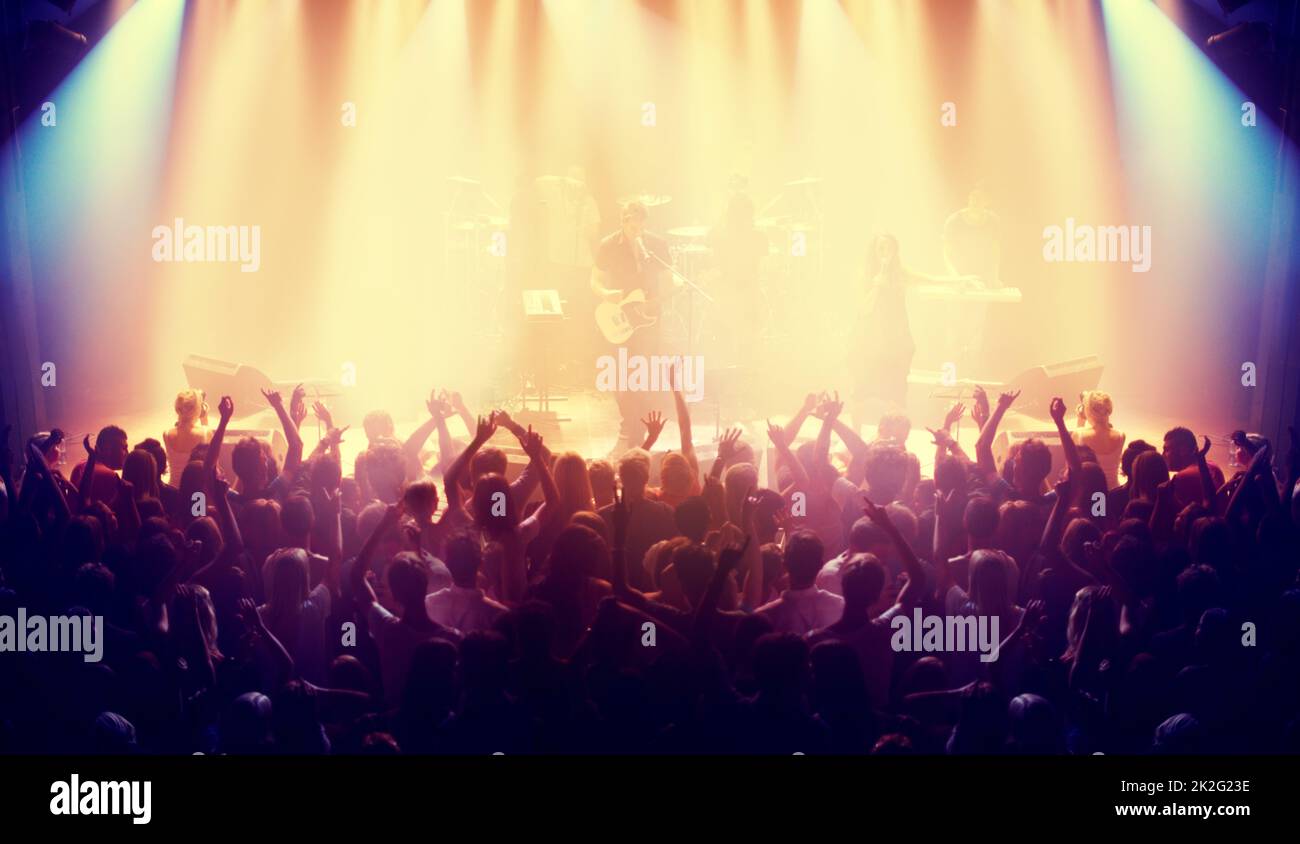 Aufnahme einer Menge bei einem Musikkonzert. Dieses Konzert wurde ausschließlich für diesen Fototermin mit 300 Modellen und 3 Live-Bands geschaffen. Alle Leute in diesem Fotoshooting sind Model-veröffentlicht. Stockfoto