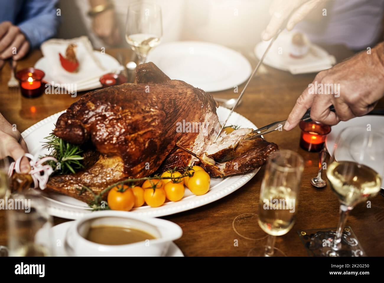 Was ist dein Lieblingsstück? Ausschnitt einer nicht erkennbaren Person, die beim Weihnachtsessen in einen truthahn schneidet. Stockfoto