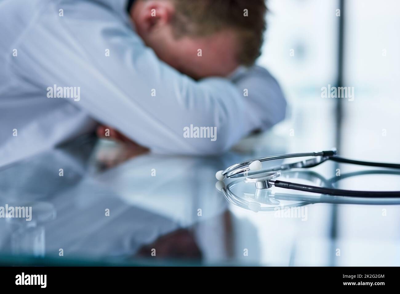 Nicht einmal Ärzte sind vom Burnout befreit. Aufnahme eines Arztes, der bei der Arbeit Stress erlebt. Stockfoto