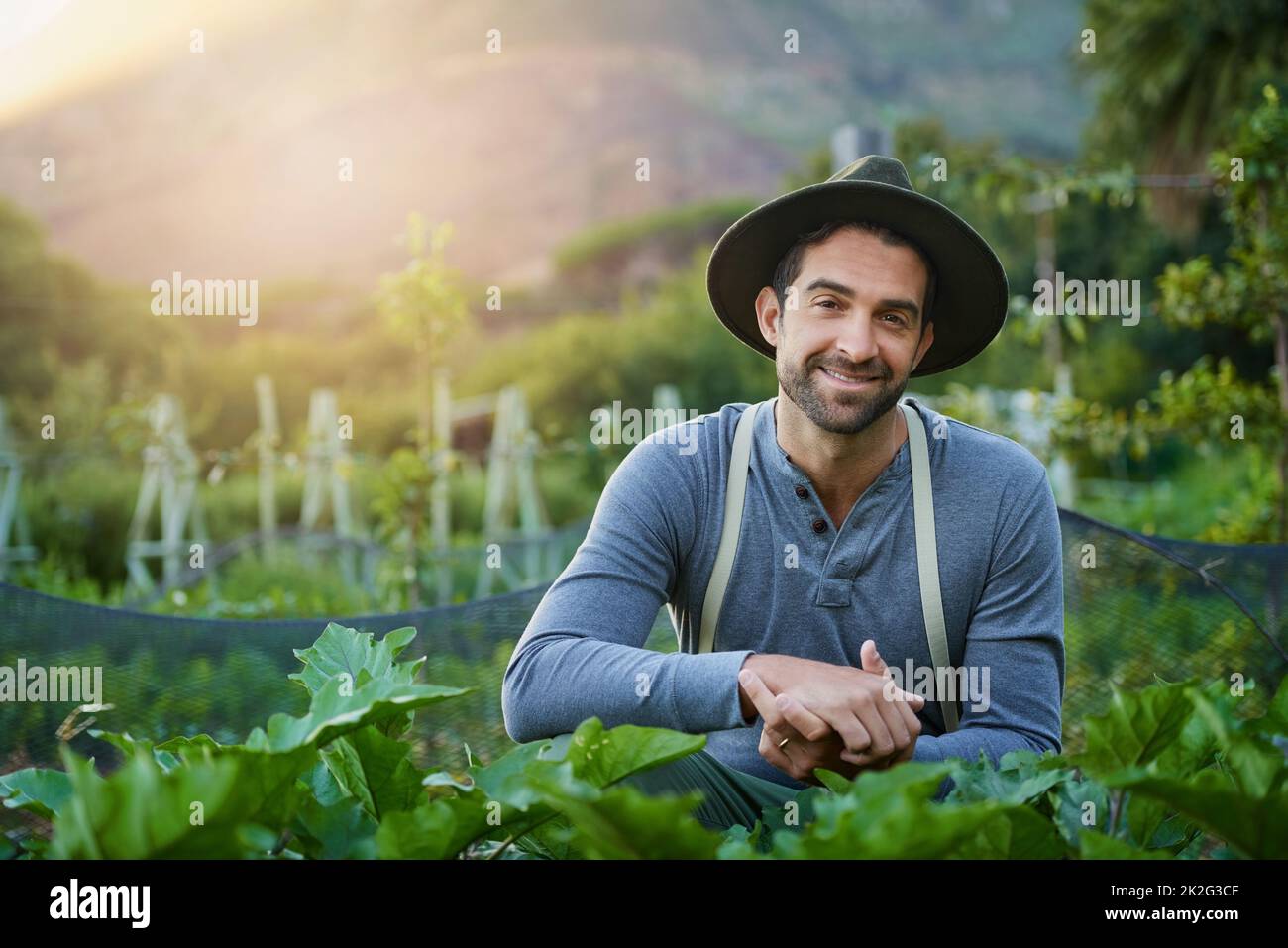 Mein Leben ist in der Natur verwurzelt. Porträt eines jungen Mannes, der sich auf einem Bauernhof um die Ernte begibt. Stockfoto