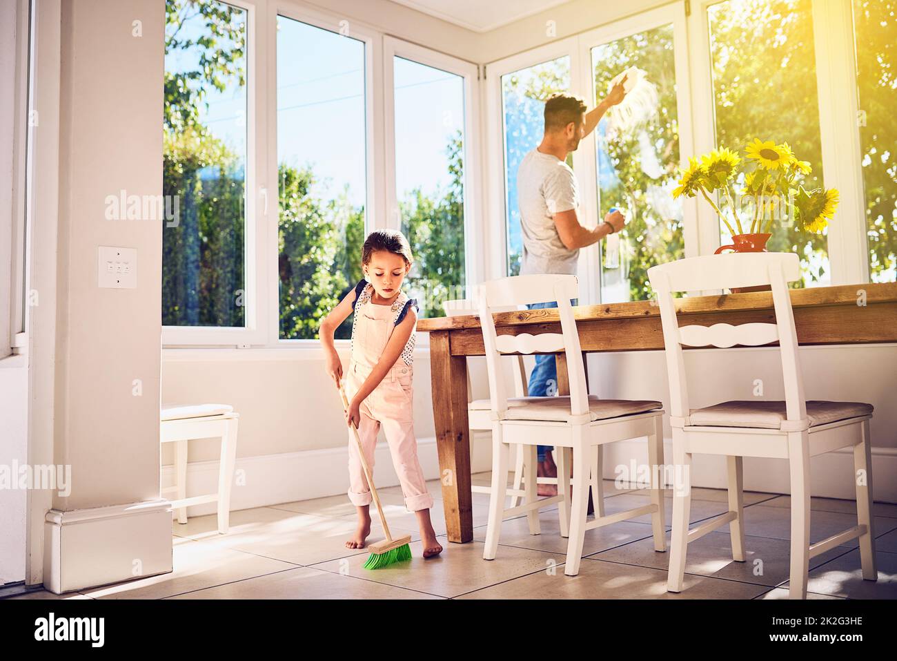 Helfen Papa mit einigen Frühling Reinigung rund um das Haus. Aufnahme eines Vaters und seiner kleinen Tochter, die zu Hause gemeinsam arbeiten. Stockfoto