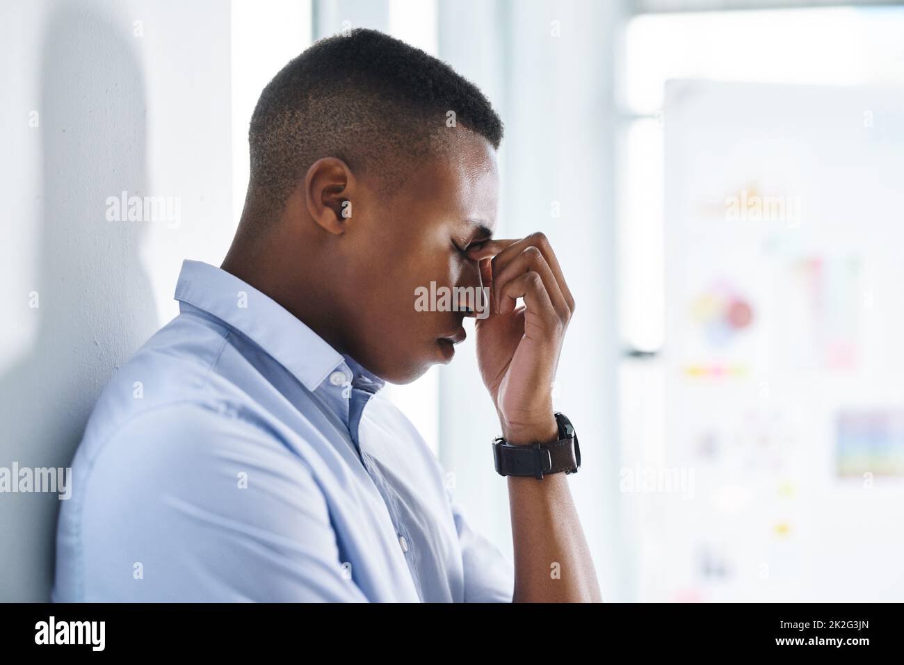 Lassen Sie mich eine Minute Zeit nehmen, um klar zu denken. Aufnahme eines jungen und gestressten Geschäftsmannes, der beim Versuch, im Büro zu arbeiten, unter Kopfschmerzen leidet. Stockfoto