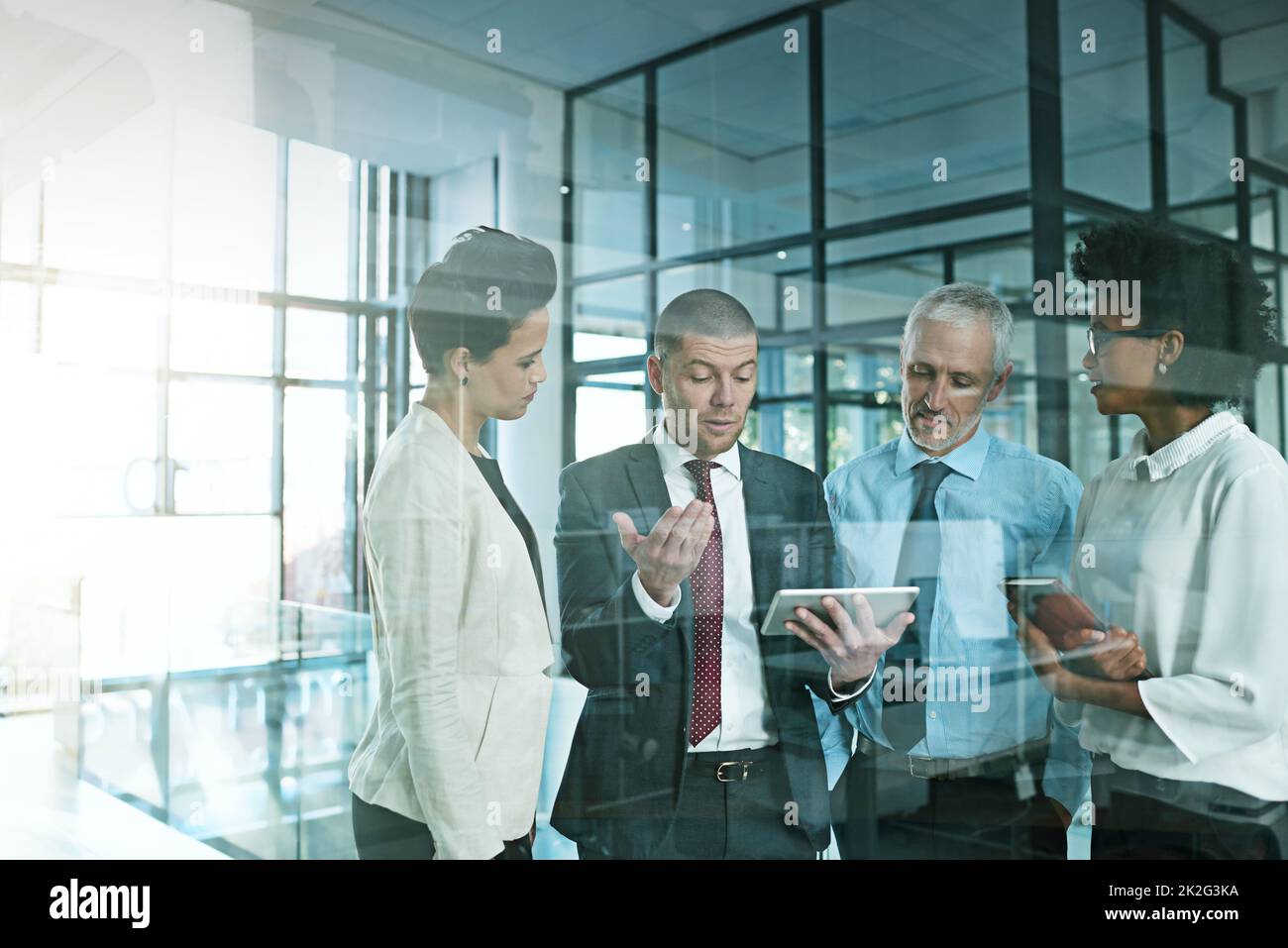 Ich brauche nur ein paar Ratschläge, um mir bei der Entscheidung zu helfen Aufnahme eines Geschäftsteams mit einem digitalen Tablet während eines informellen Meetings. Stockfoto