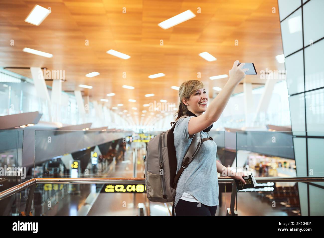 Der letzte, bevor ich gehe. Ausgeschnittene Aufnahme einer attraktiven jungen Frau, die Selfies macht, während sie auf einem Flughafen steht. Stockfoto