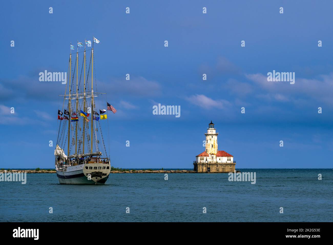 Segelschiff mit Chicago Harbor Lighthouse im Hintergrund, Chicago, Illinois, USA Stockfoto