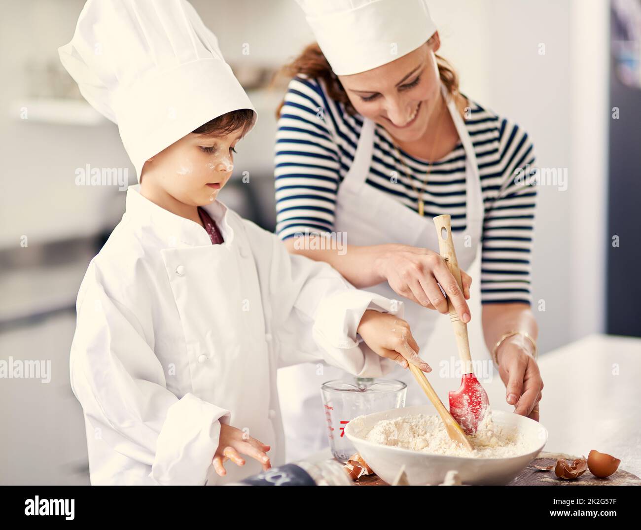 Verbreiten Sie die Liebe. Aufnahme einer Mutter und ihres Sohnes beim Backen in der Küche. Stockfoto