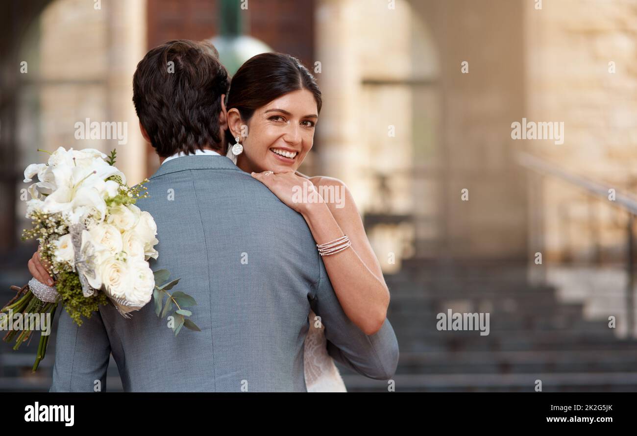 Hes alle meine jetzt. Aufnahme eines wunderschönen Paares am Hochzeitstag in der Stadt. Stockfoto
