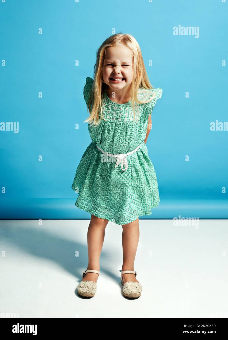 Hast du heute gelächelt? Aufnahme eines entzückenden kleinen Mädchens, das die Kamera anlächelt. Stockfoto