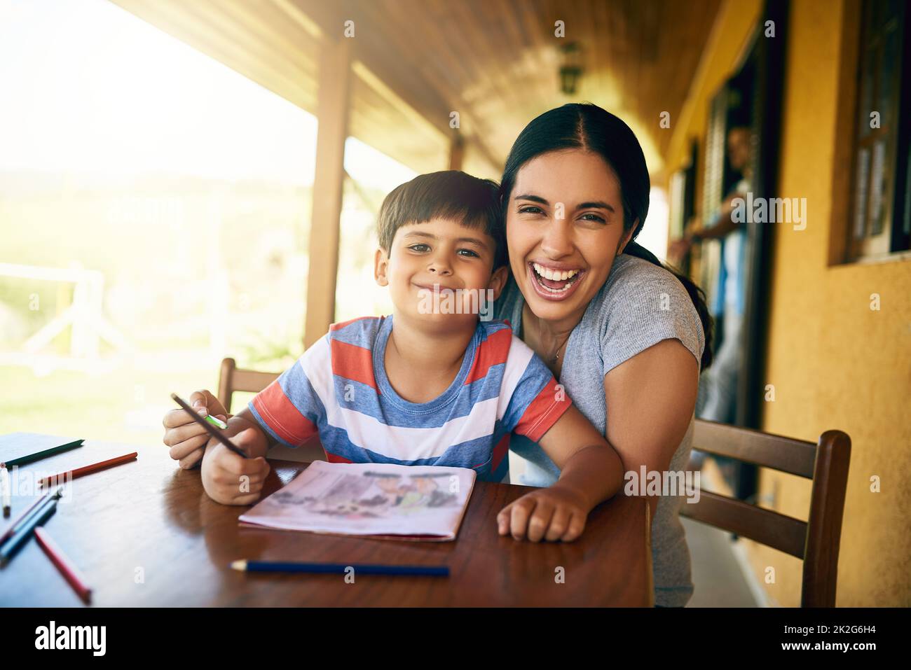 Ich liebe es, jede Art von Zeit mit meinem Sohn zu verbringen. Zugeschnittene Aufnahme einer jungen schönen Mutter, die in Bildern mit ihrem entzückenden Sohn zu Hause einfärbt. Stockfoto