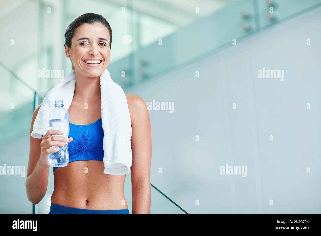 Workout - gut aussehen, sich gut fühlen. Aufnahme einer jungen Frau, die fit ist und ihr Workout genießt. Stockfoto