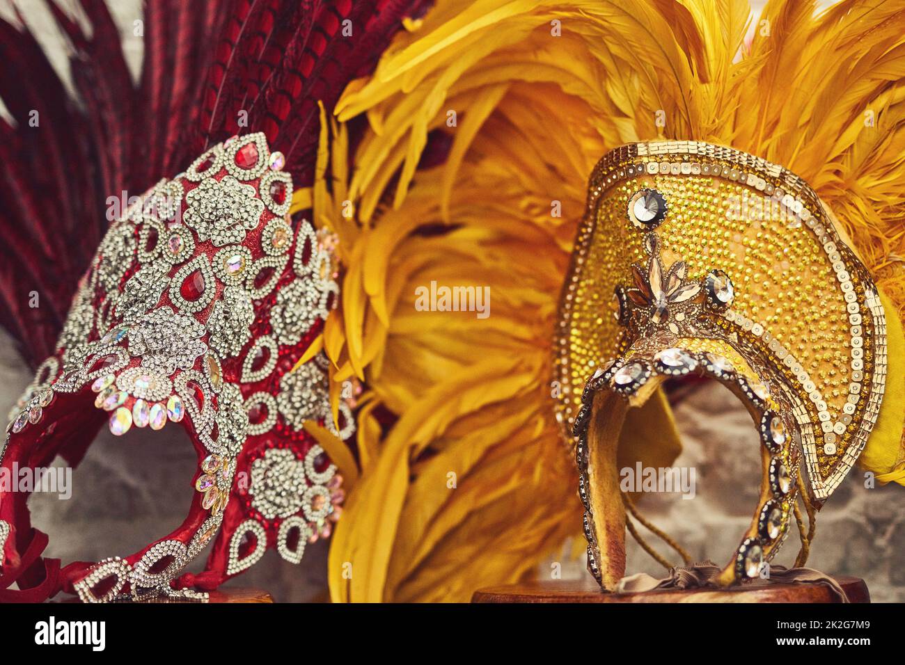 Zeit für etwas Glanz und Glam. Stillleben von Kostüm-Kopfbedeckungen für Samba-Tänzer. Stockfoto