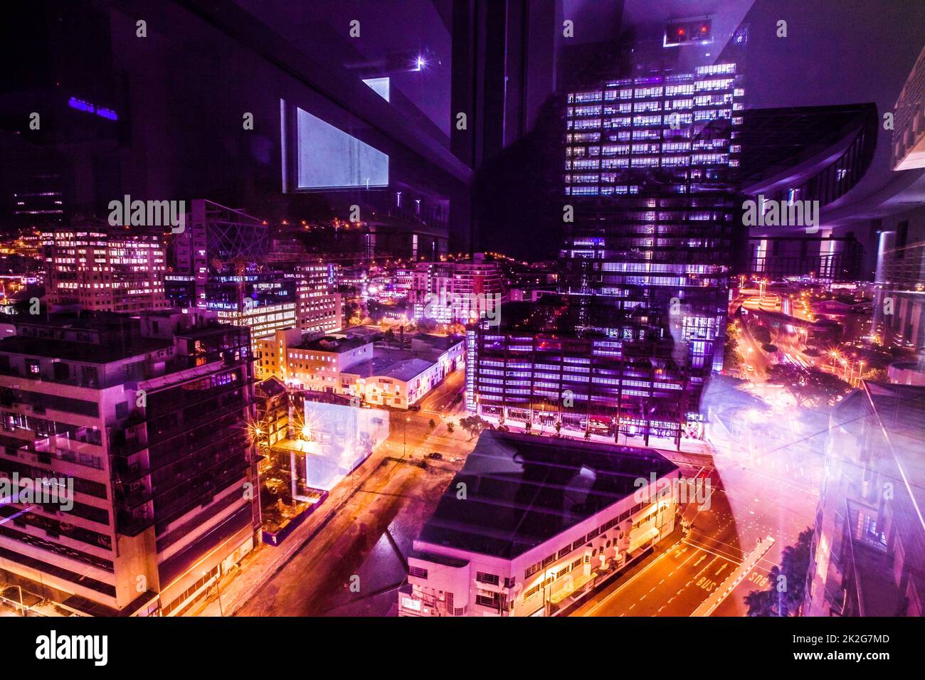 Helle Lichter des städtischen Dschungels. Szenen aus dem Stadtleben. Stockfoto