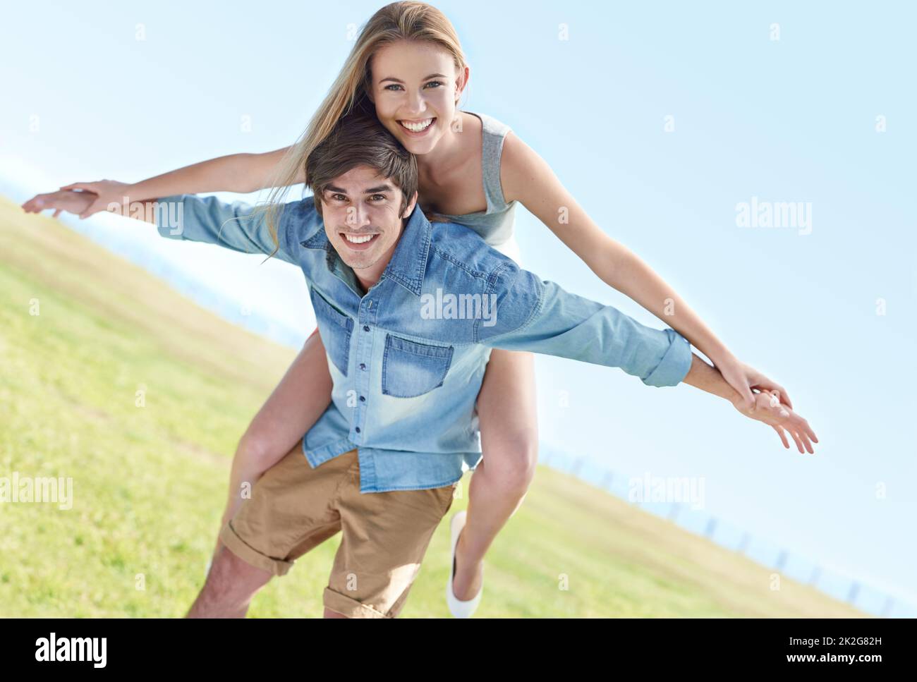 Ahhhhh, junge Liebe. Ein verspieltes junges Paar, das einen schönen Tag im Freien genießt. Stockfoto