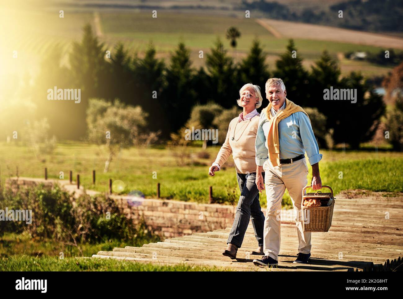 Auf der Suche nach dem perfekten Picknickplatz. Aufnahme eines glücklichen älteren Paares, das nach dem perfekten Picknickplatz draußen sucht. Stockfoto