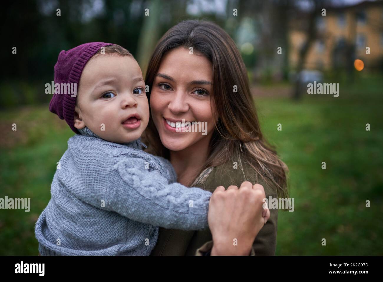 Wahre Freude, direkt in meinen Armen. Porträt einer Mutter, die sich im Freien mit ihrem kleinen Sohn verbunden hat. Stockfoto
