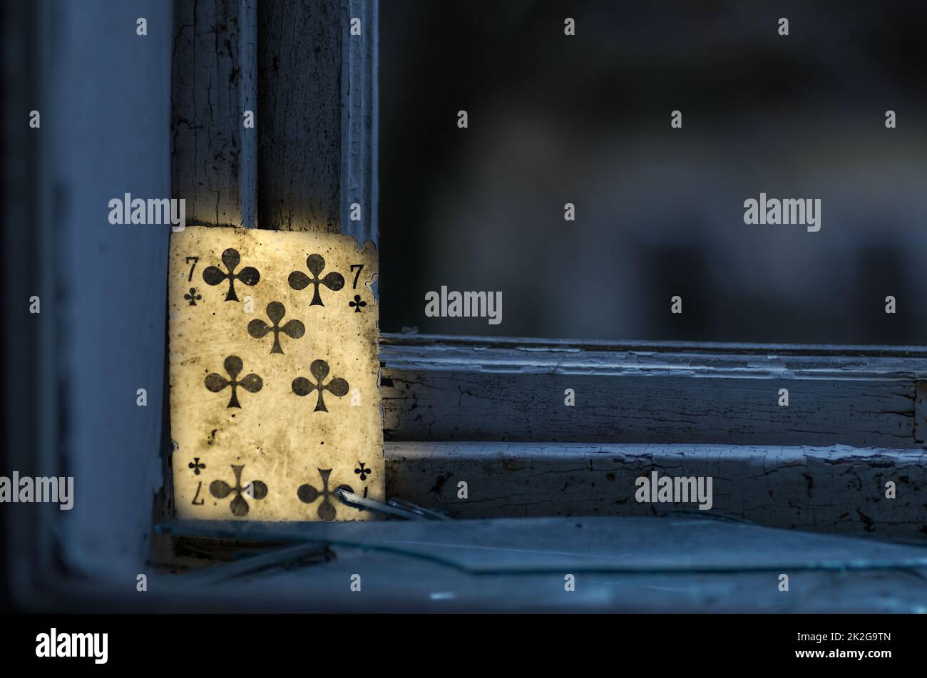 Leuchtende Spielkarte auf einer Fensterbank Stockfoto