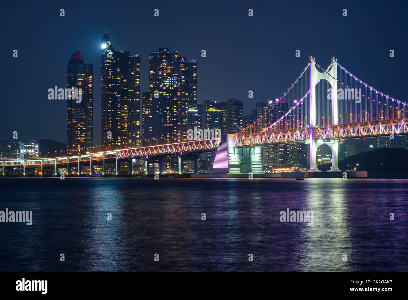 Gwangan Brücke und Wolkenkratzer in der Nacht. Busan, Südkorea Stockfoto
