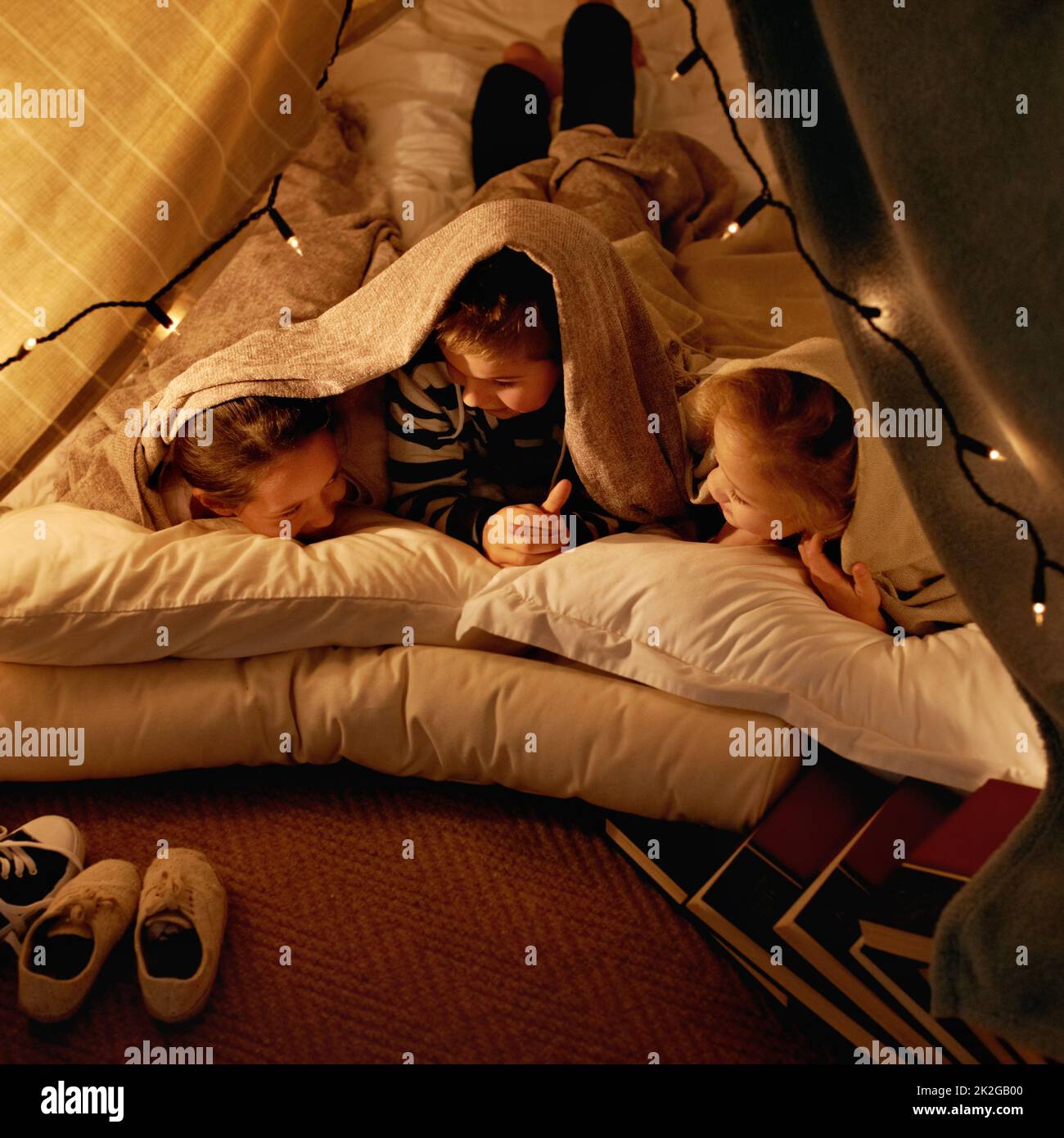 Drei kleine Kinder spielten zusammen in einem Zelt. Stockfoto