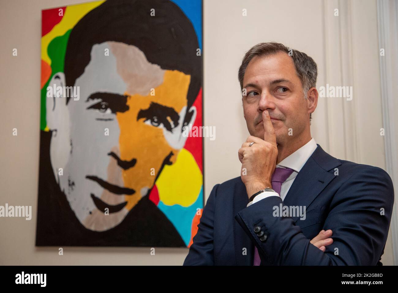 Premierminister Alexander De Croo, abgebildet neben einem Porträt des belgischen Sängers Jacques Brel, während einer Ehrenmedaillenzeremonie am Rande der Sitzung der Generalversammlung der Vereinten Nationen (UNGA 77) 77. in New York City, USA, Donnerstag, 22. September 2022. BELGA FOTO NICOLAS MAETERLINCK Stockfoto