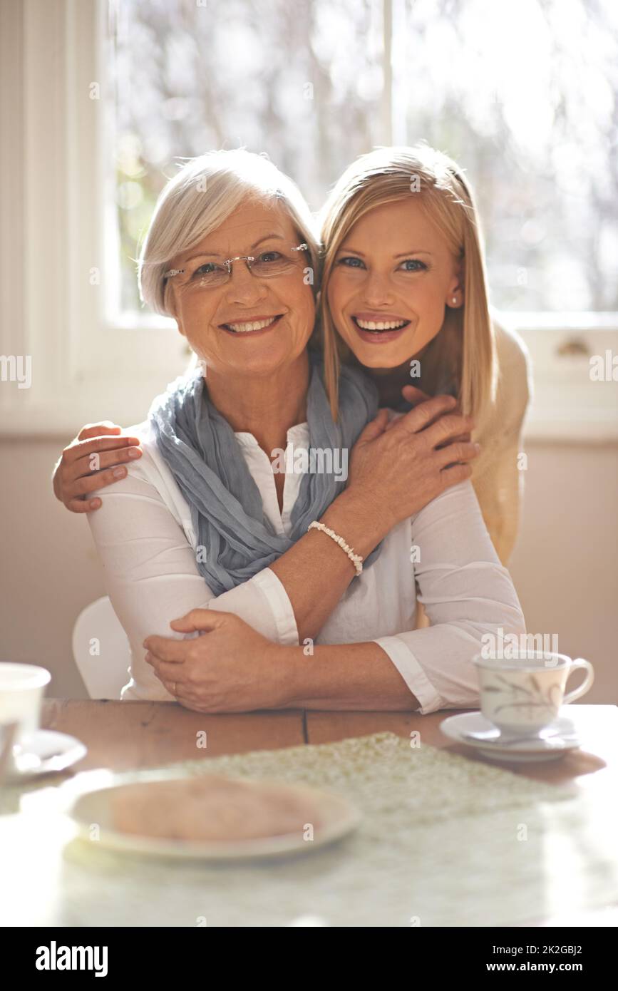 Eine besondere Art von Liebe. Eine attraktive junge Frau besucht ihre gran zum Tee. Stockfoto