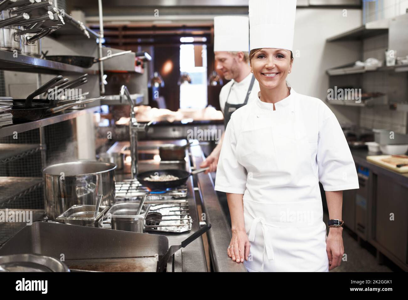 Shes ein Meisterkoch. Portrait eines Küchenchefs in einer professionellen Küche. Stockfoto