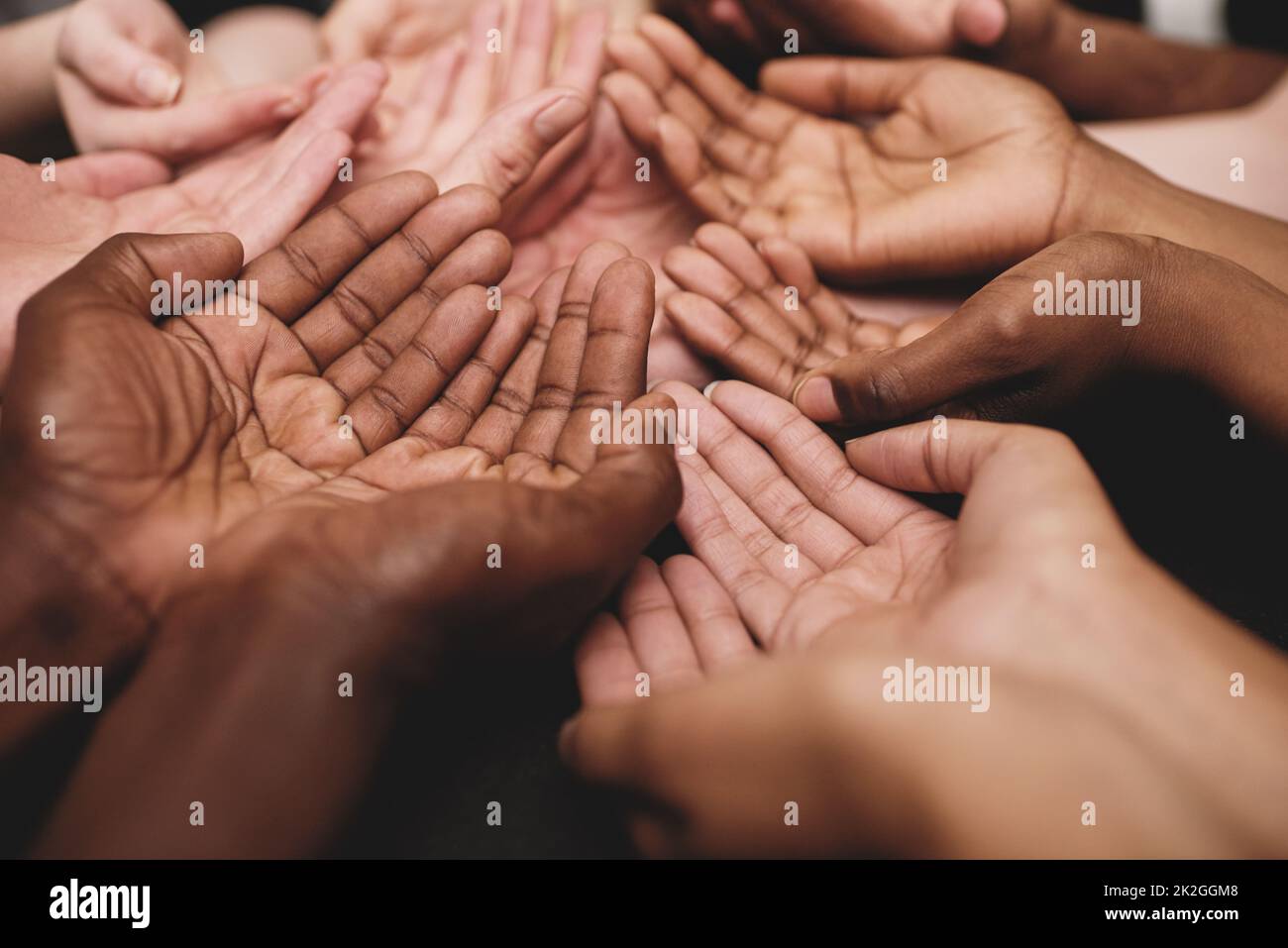 Zeigen Sie Ihre Unterstützung für einen guten Zweck. Zugeschnittenes Bild einer Gruppe von Händen, die zusammengehalten wurden. Stockfoto