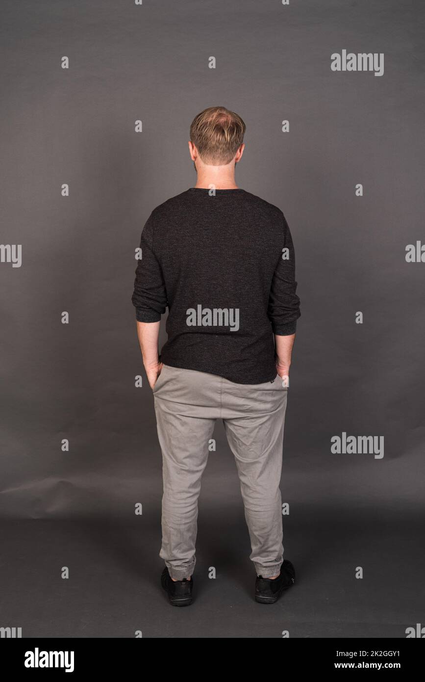 Studio-Porträt des blonden kaukasischen Mannes mit grauem Hemd Stockfoto