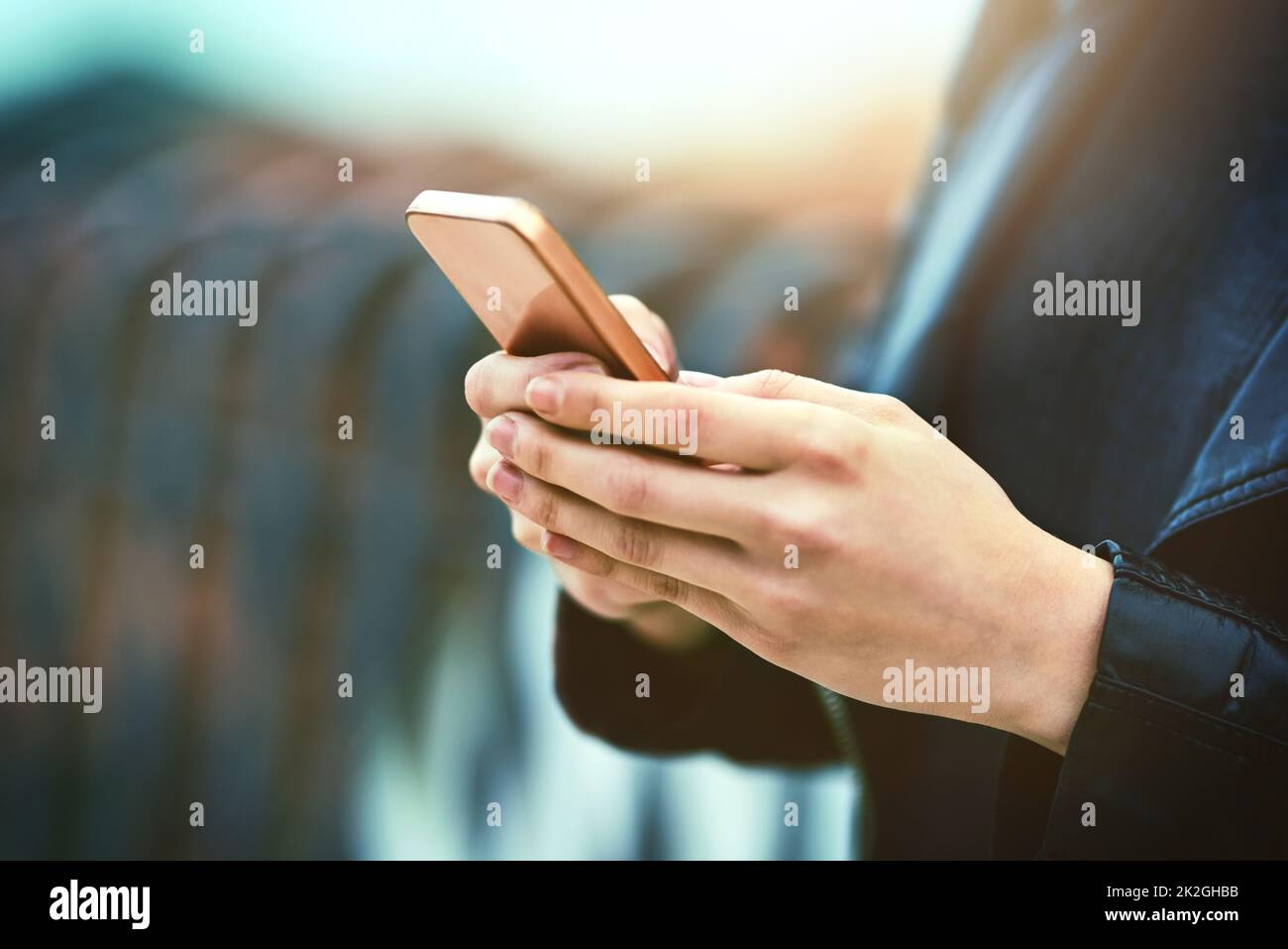 Sofortige Kommunikation. Die Kommunikationsform Nummer eins. Ausgeschnittene Aufnahme einer Frau, die in der Stadt ein Mobiltelefon benutzt. Stockfoto