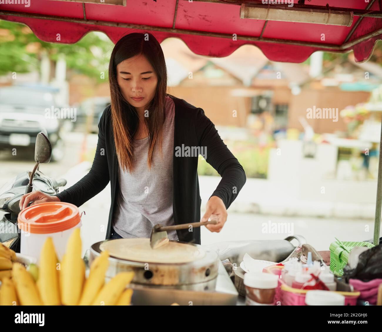 Kommt gleich hoch. Aufnahme eines Lebensmittelverkäufers in Thailand, der einen leckeren Snack zubereitet. Stockfoto