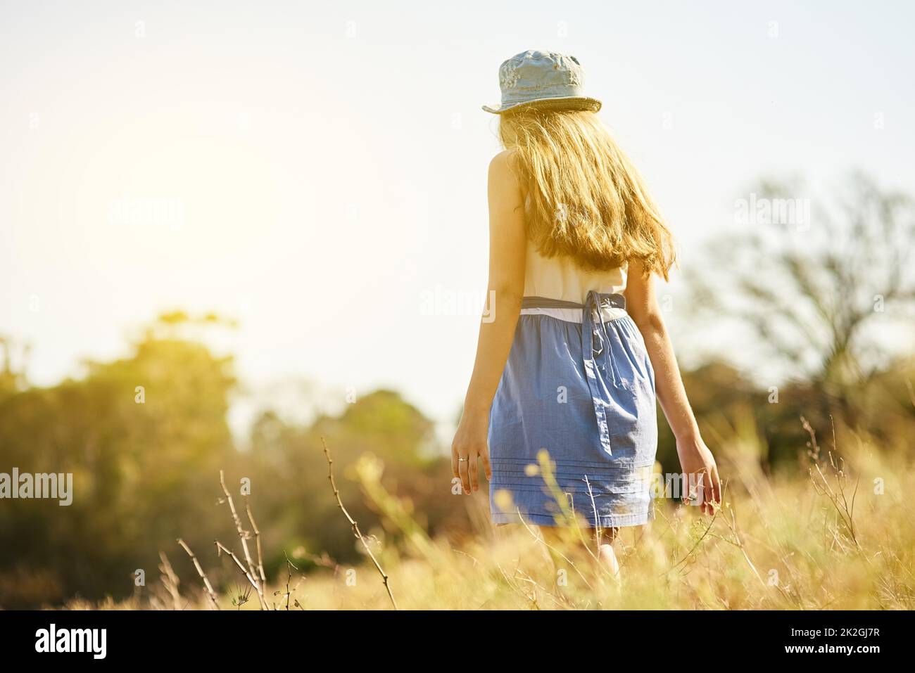 Die Natur bringt Trost in allen Schwierigkeiten. Aufnahme einer jungen Frau auf einem Baumstumpf auf dem Land. Stockfoto