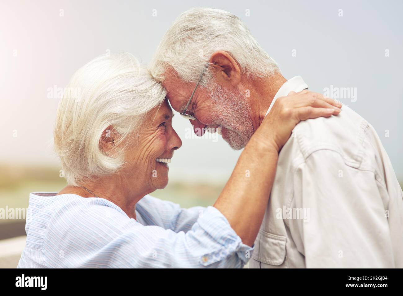 Egal, die grauen Jahre, ihre Liebe ist golden. Aufnahme eines glücklichen älteren Paares, das im Freien Zeit zusammen verbringt. Stockfoto