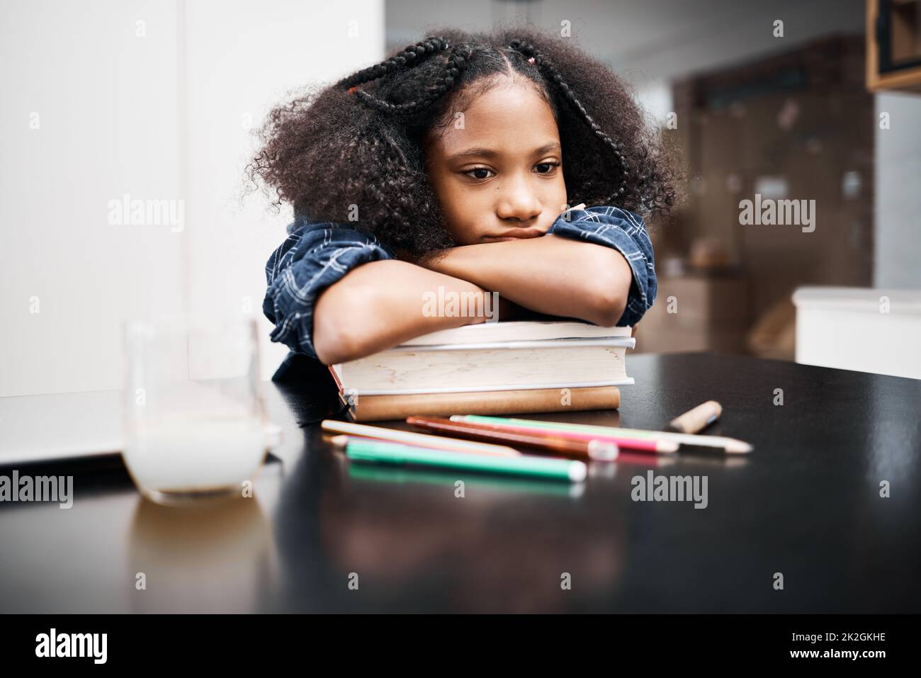 Ich wünschte, ich hätte einen Studienfreund. Aufnahme eines jungen Mädchens, das unglücklich aussieht, während es zu Hause einen Schulauftrag macht. Stockfoto