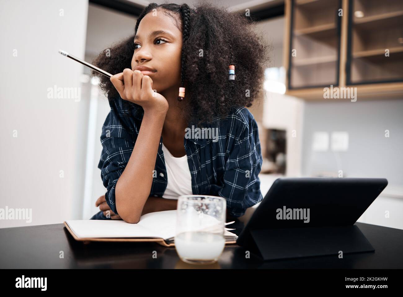 Eine Pause wäre im Moment fantastisch. Aufnahme eines jungen Mädchens, das unglücklich aussieht, während es zu Hause einen Schulauftrag macht. Stockfoto