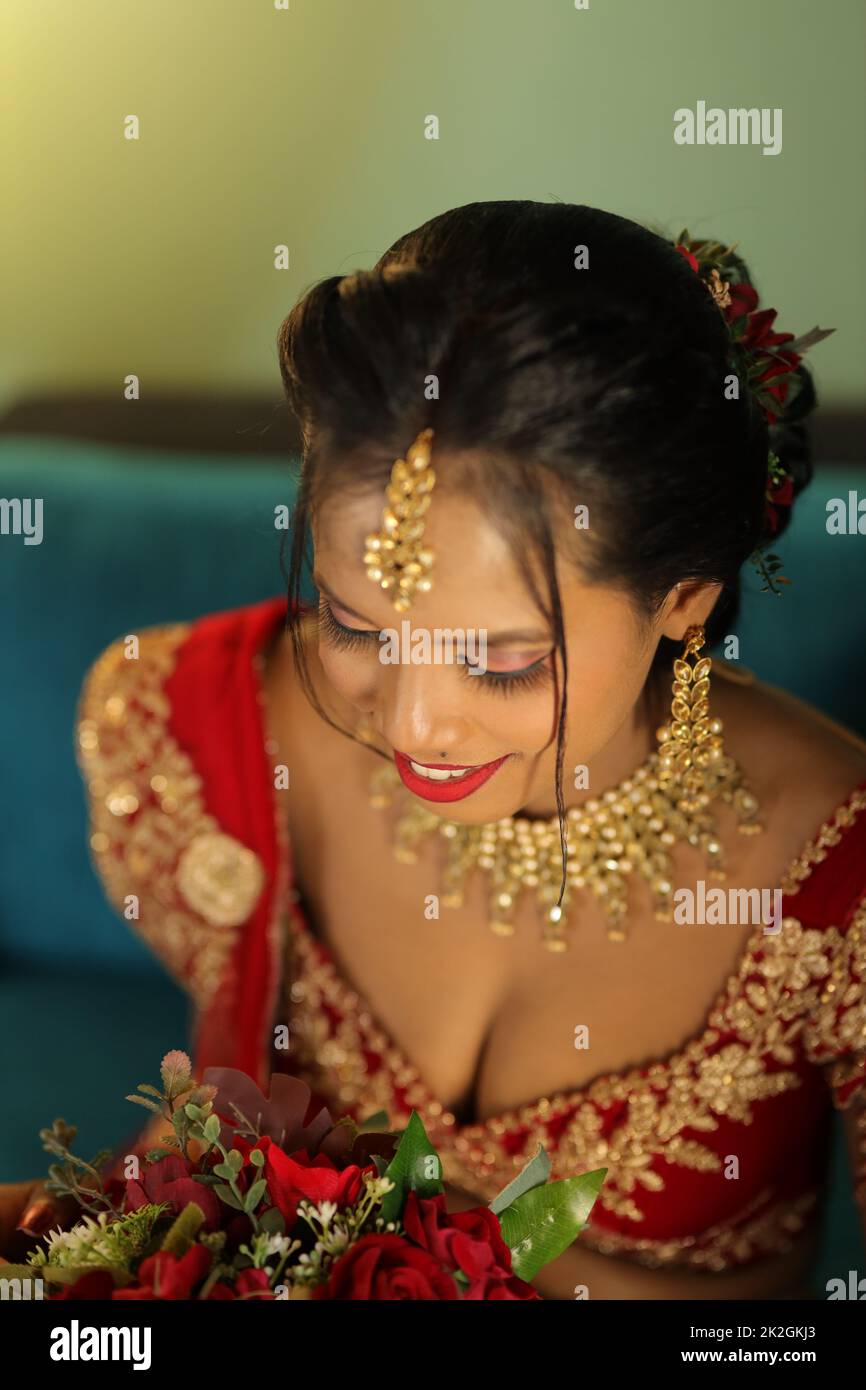 Indisches Brautkleid aus rotem Lehenga Stockfoto
