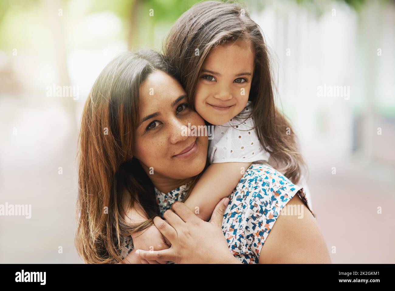 Schmiert mir das Liebste. Porträt einer Mutter und Tochter, die sich draußen verbinden. Stockfoto