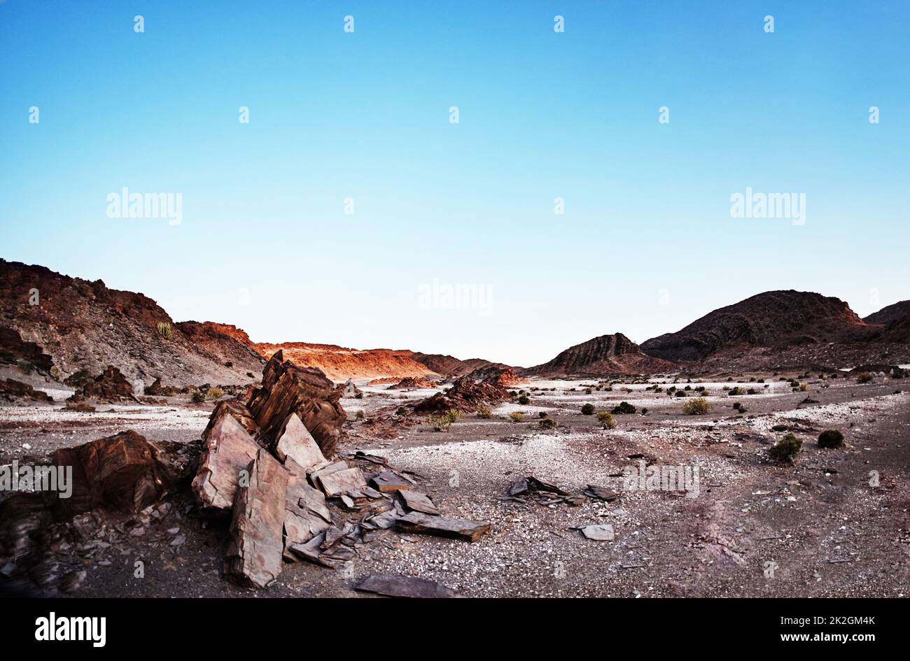 Es ist eine weite und karge Landschaft. Aufnahme des rauen Wüstengeländes. Stockfoto