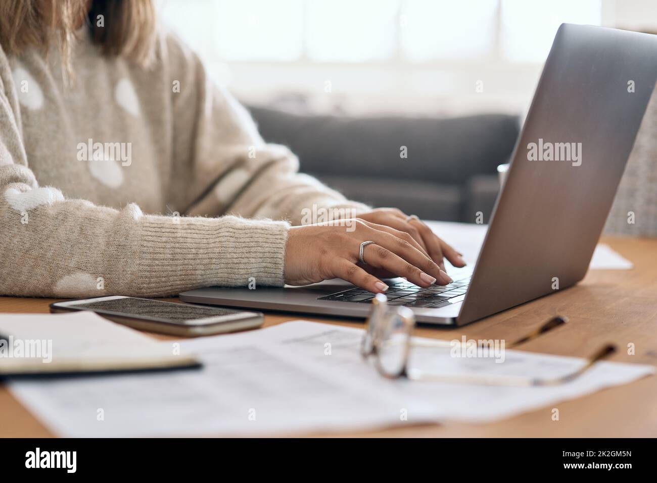 Jeden Tag auf den Erfolg hinarbeiten. Ausgeschnittene Aufnahme einer Frau, die ihren Laptop benutzt, während sie von zu Hause aus arbeitet. Stockfoto