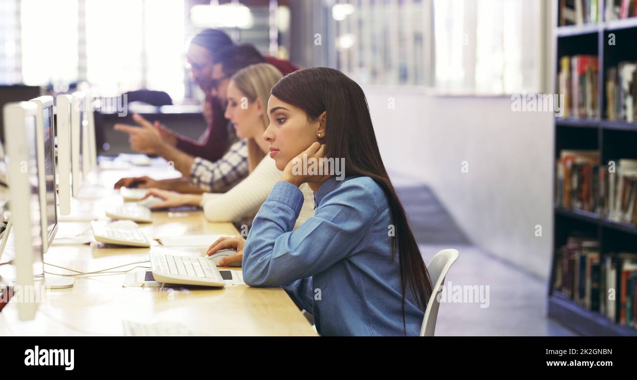 Finalstudium. Ausschnittene Aufnahme von Studenten, die mit den Computern in der Universitätsbibliothek studieren. Stockfoto