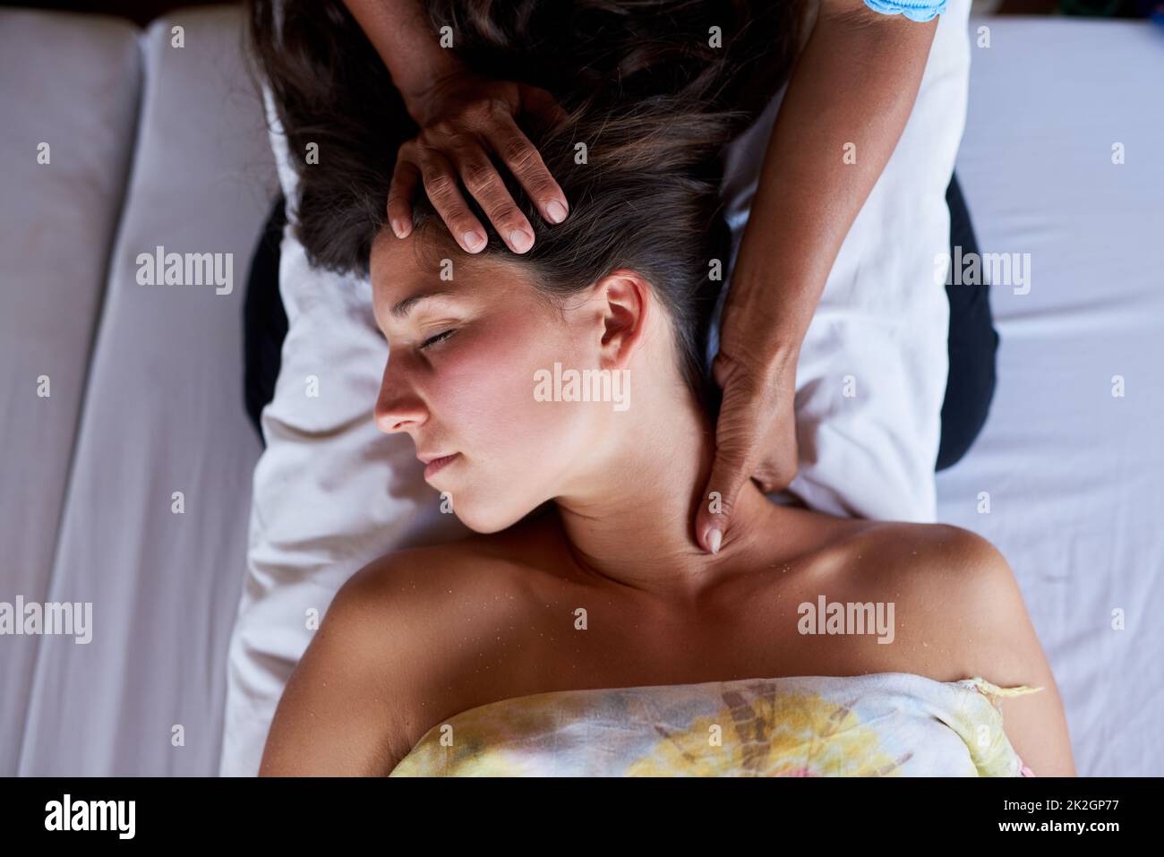 Shes in ihrem Element. Aufnahme einer jungen Frau, die im Spa eine entspannende Massage bekommt. Stockfoto