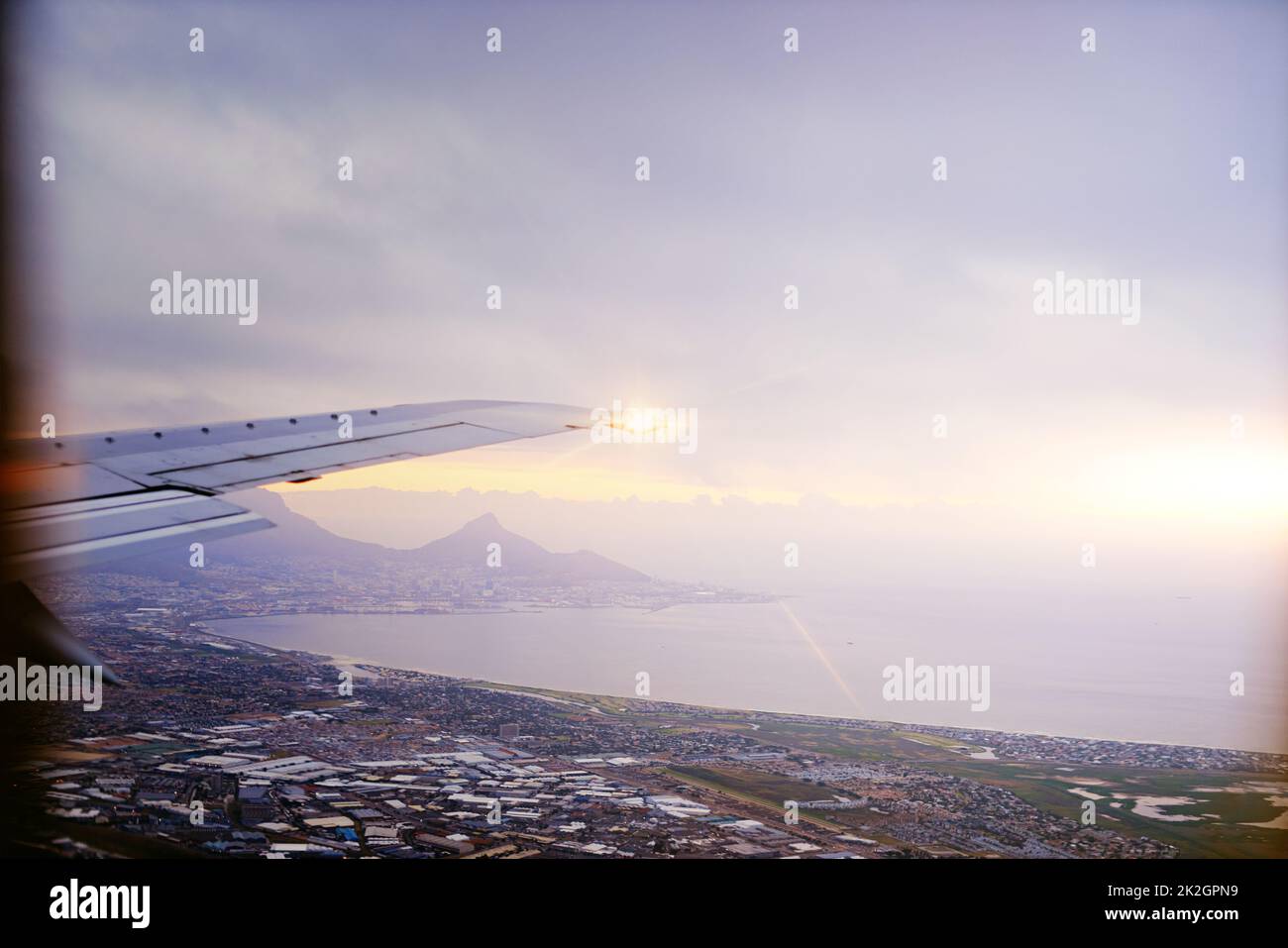 Reisen heißt leben. Aufnahme einer malerischen Aussicht durch ein Flugzeugfenster. Stockfoto