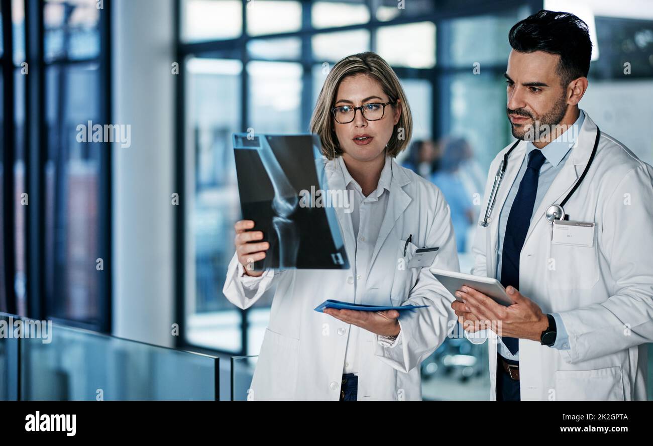 Die Profis in der Knochengesundheit. Aufnahme von zwei Ärzten, die die Ergebnisse einer Röntgenaufnahme in einem Krankenhaus besprechen. Stockfoto