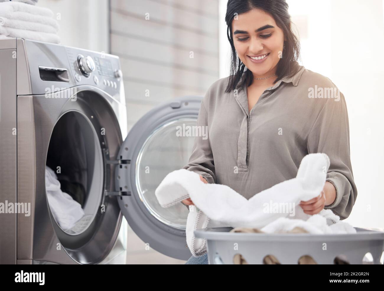 Sie sehen so gut aus wie neu. Aufnahme einer jungen Frau, die zu Hause Wäsche waschen soll. Stockfoto