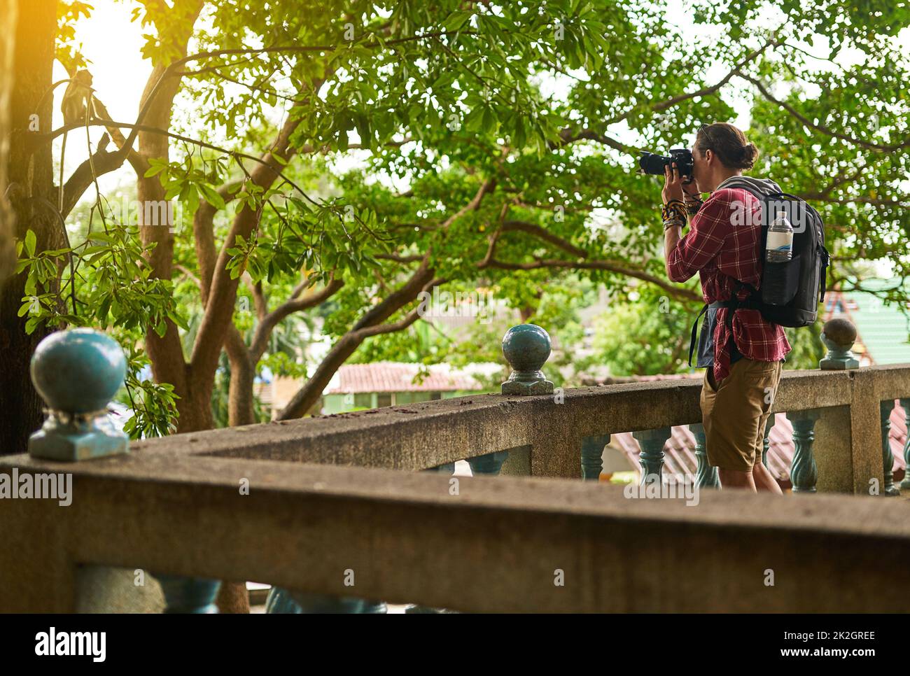 Solo auf der Suche nach der Schönheit der Natur. Aufnahme eines jungen Touristen, der während einer Tour durch eine fremde Stadt fotografiert. Stockfoto