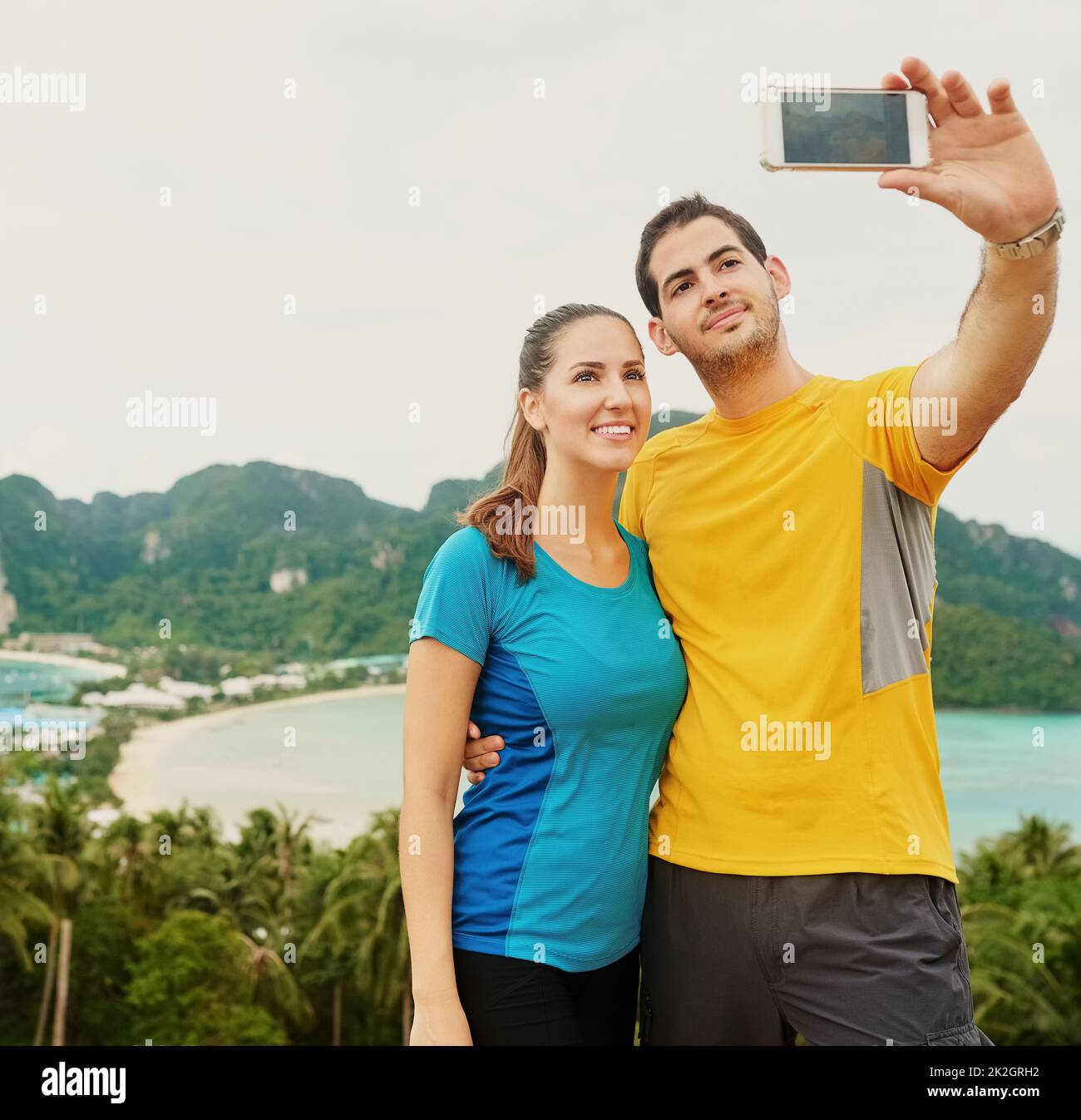 Etwas, das wir unseren Eltern nach Hause schicken können. Aufnahme eines glücklichen jungen Paares, das ein Selfie auf einem Inselurlaub macht. Stockfoto