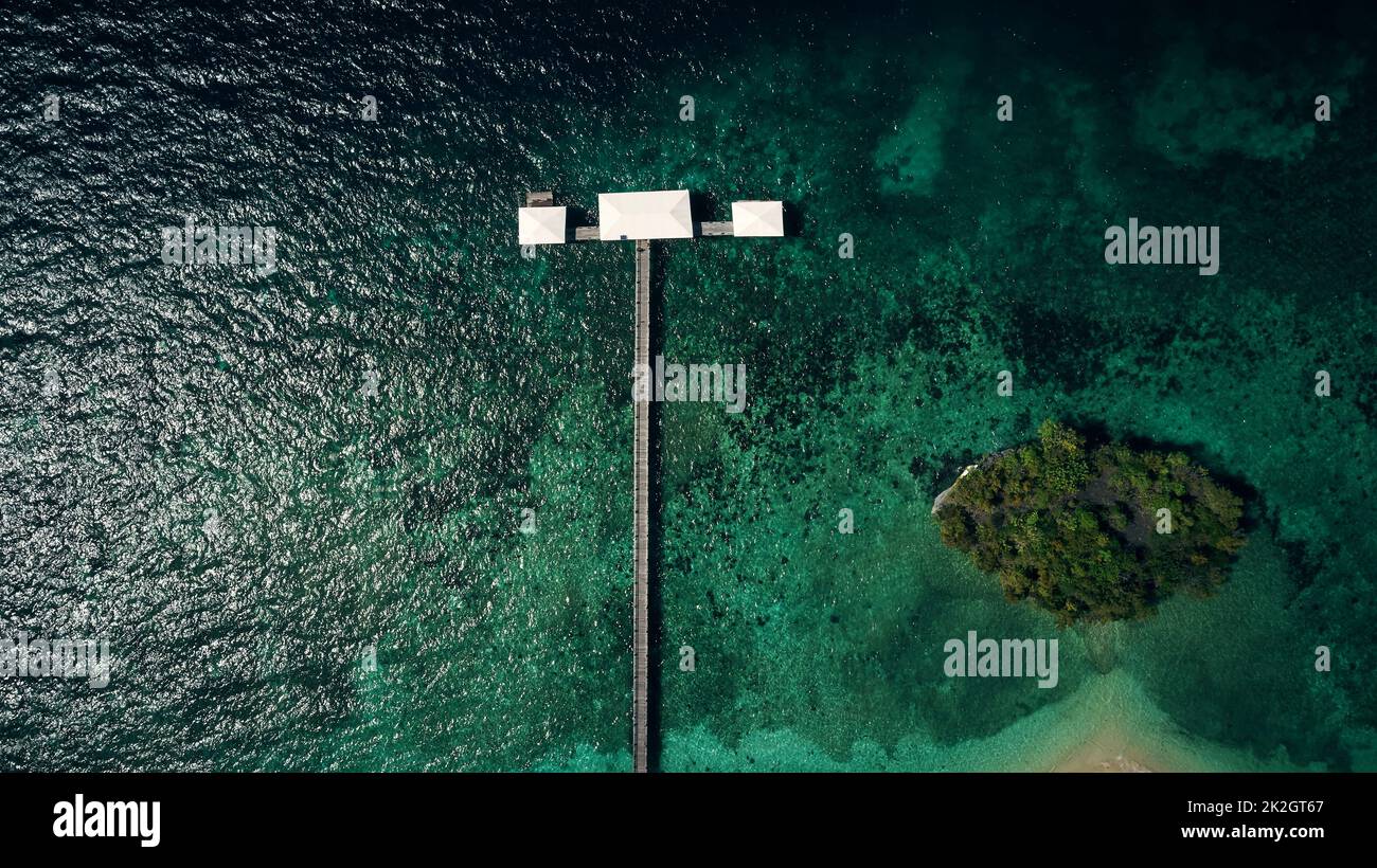 Ein atemberaubender Blick auf das große Blau. Hochwinkelaufnahme eines Piers entlang der Inselküsten Indonesiens. Stockfoto