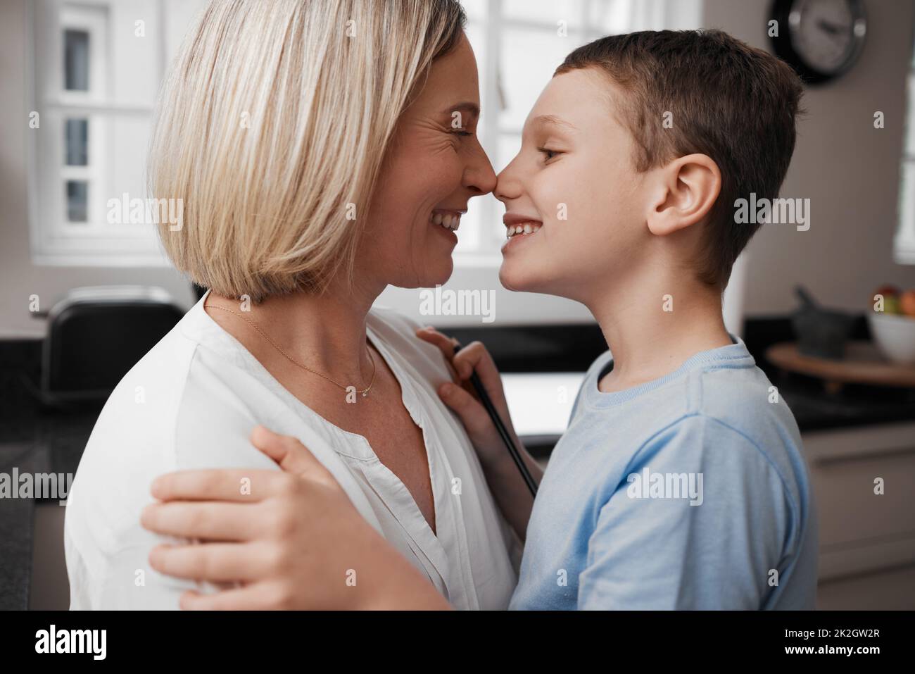 Ich will immer Ihre kleinen Küsse. Aufnahme einer Mutter und eines Sohnes, die sich umarmen und anhänglich sind. Stockfoto