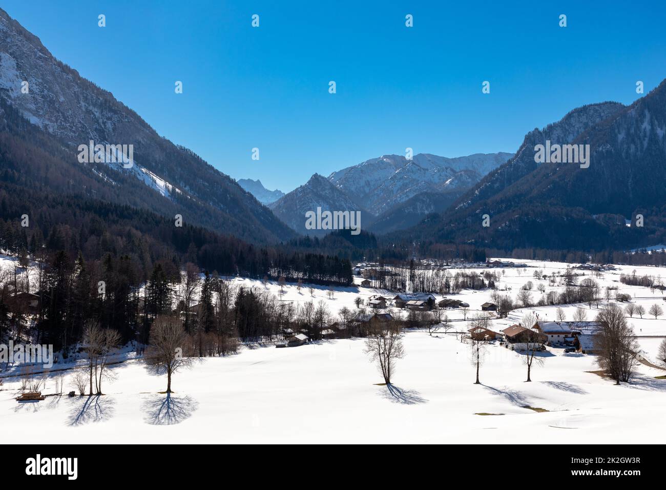 Blick über den verschneiten Ruhpolding, Bayern, Deutschland Stockfoto