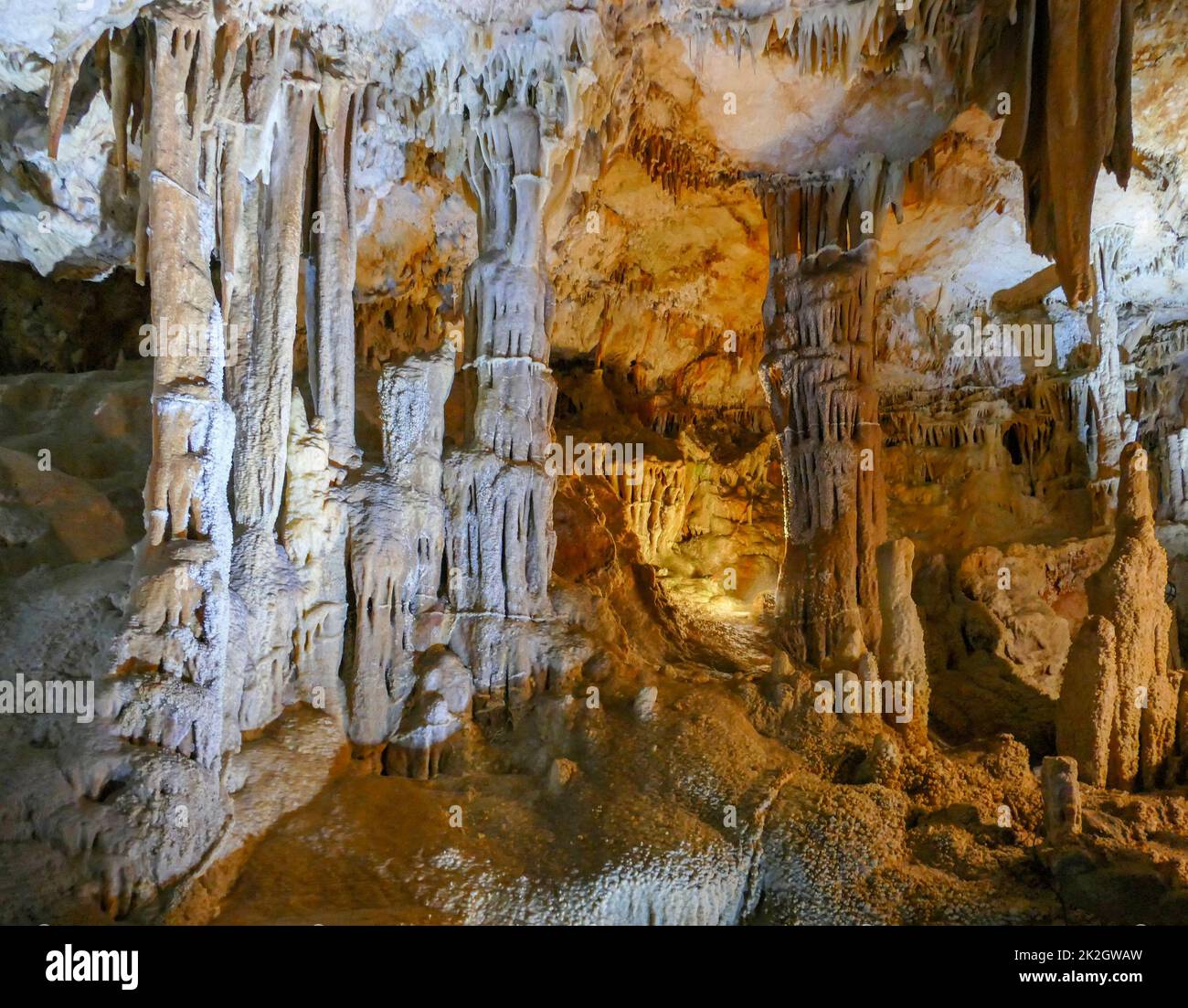 Fließsteinhöhle Stockfoto