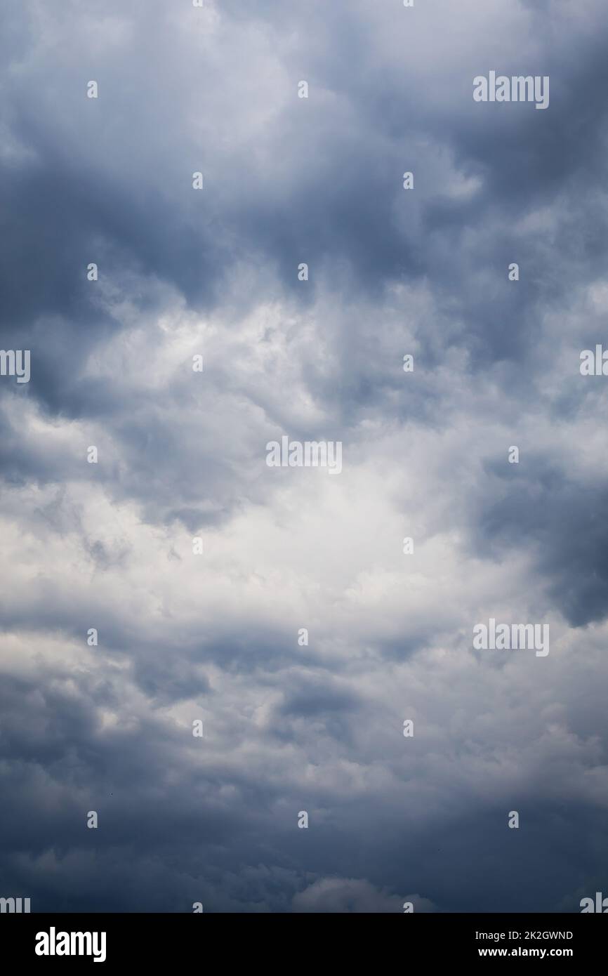 Schöner und beeindruckender Himmel mit blauen Gewittern vor dem Sturm. Dramatischer Himmelshintergrund, Platz für Inschriften. Stockfoto