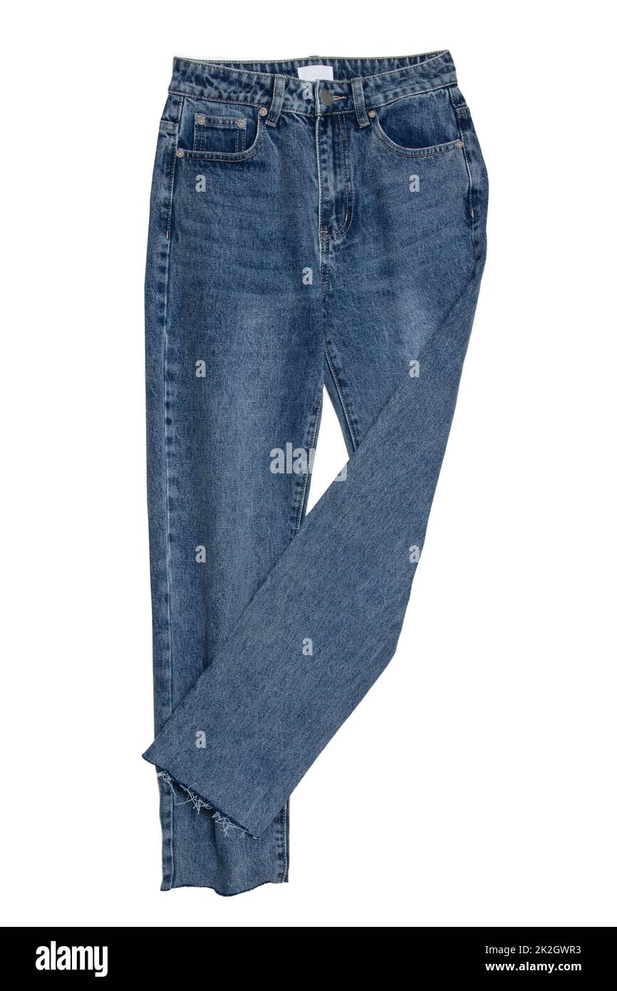 Jeans isoliert. Trendige, stylische blaue Denim-Hosen oder -Hosen auf weißem Hintergrund isoliert. Beschneidungspfad. Sommer- und Herbstmode. Vorderansicht. Stockfoto